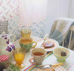 tea party table with cups